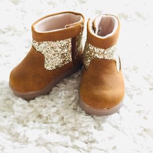 ✨NWOT Size 2 Sparkle Boots